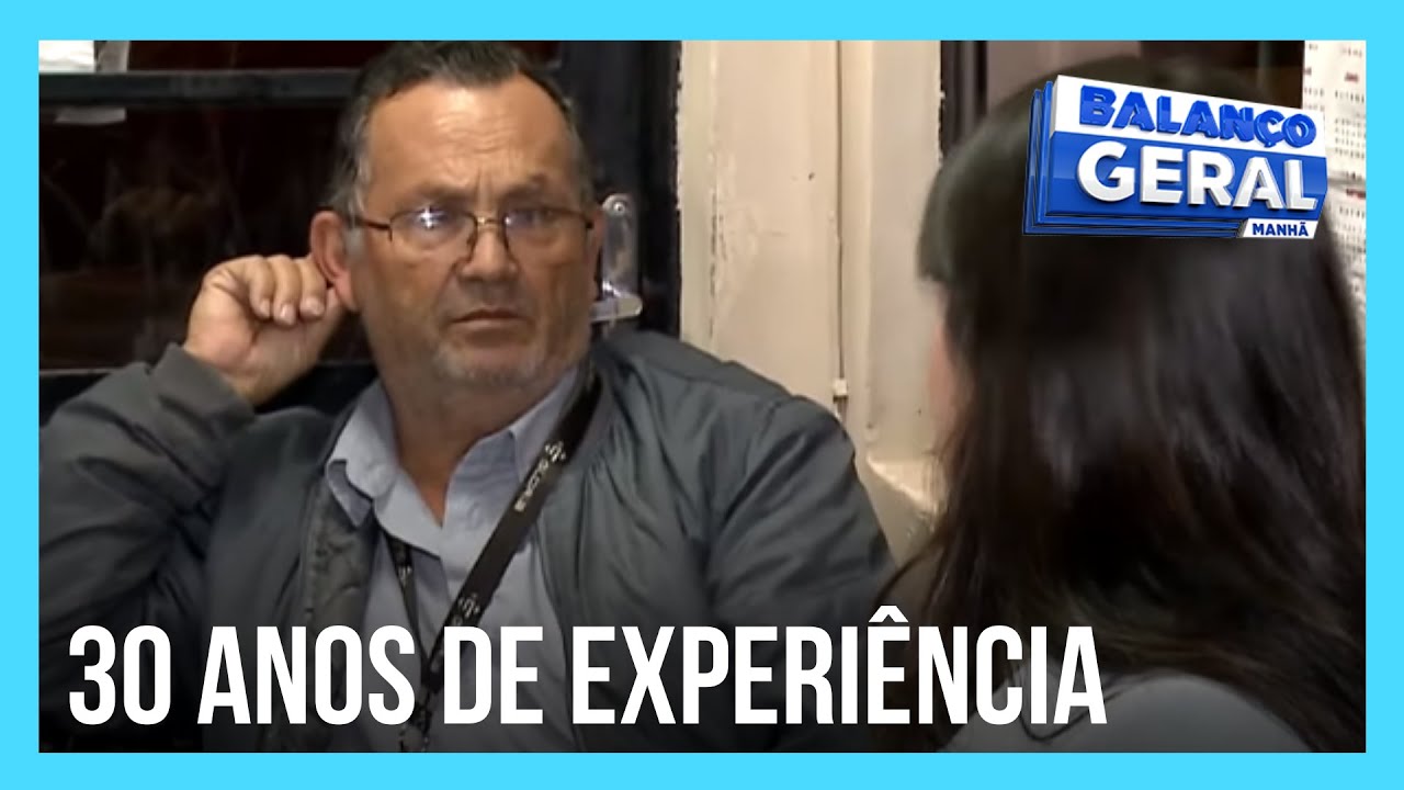Conheça um cobrador de ônibus com mais de trinta anos de experiência no mesmo terminal
