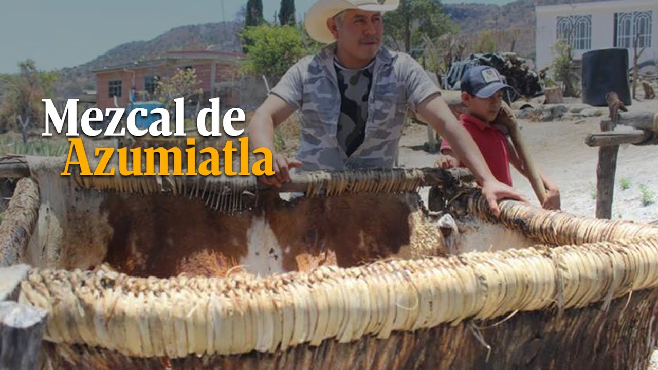 Conoce el mezcal fermentado en pieles de animales, la bebida artesanal de San Andrés Azumiatla