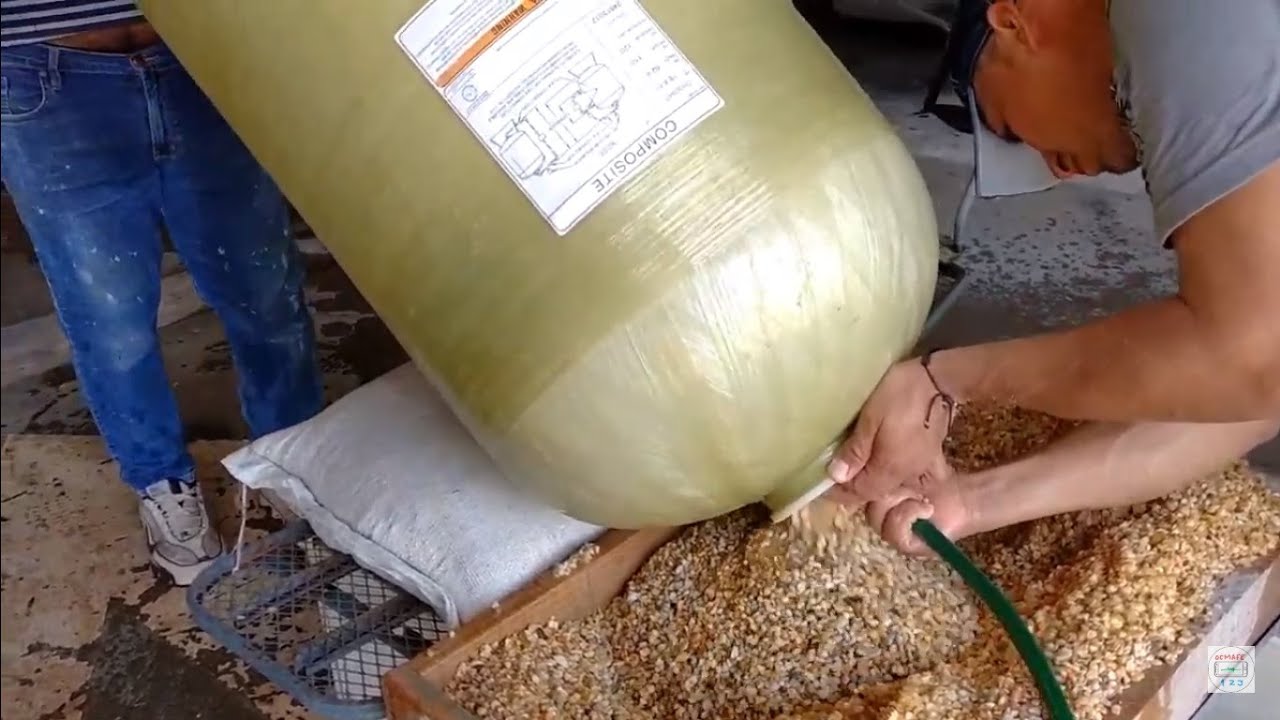 Cambio de resina de un suavizador de agua.
