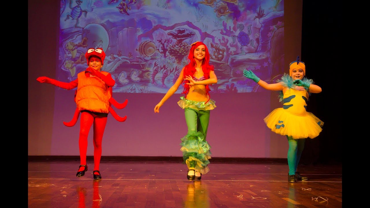 Sebastião canta para Ariel: Aqui no Mar - Sapateado. A Pequena Sereia Musical/The Little Mermaid Jr.