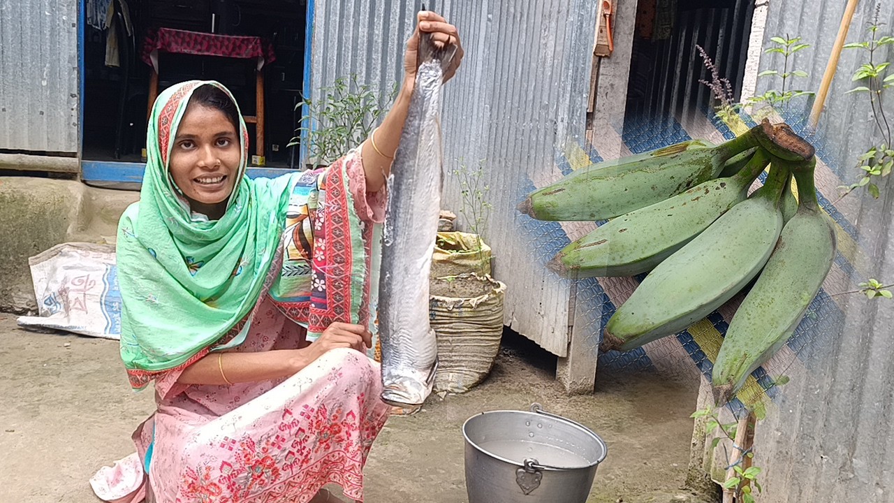 ২৪তম রোজা উপলক্ষে কাচাকলা দিয়ে ব্রয়লার মুরগির মাংস রান্না সাথে সাগরের চ্যালা মাছ ভূনা ও পাটেরশাক