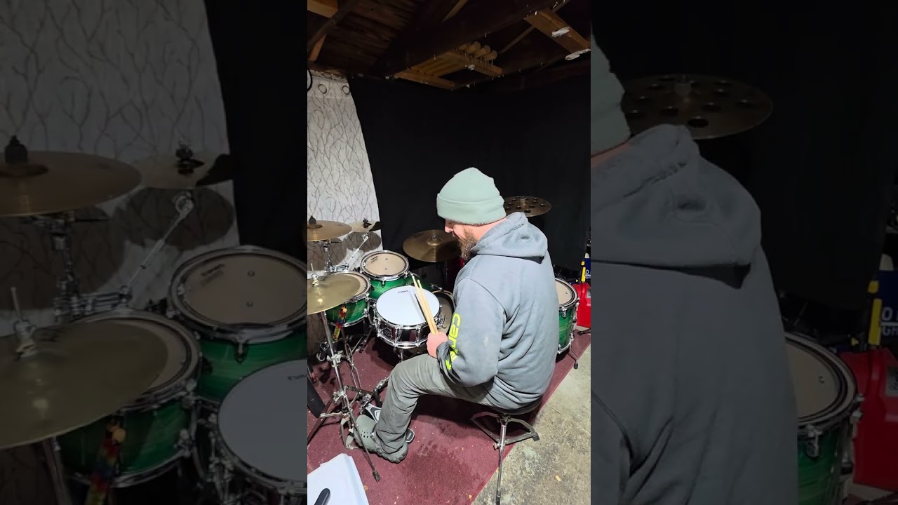 Replacing stock mapex heads to Evans EC2S and Evans EMAD2 bass drum head (hyperlapse). 