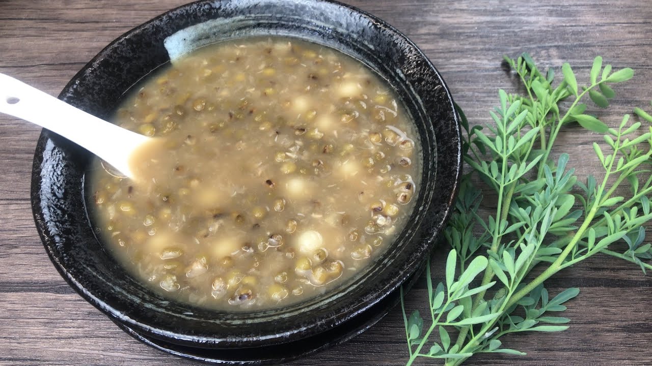 Mung Bean Sweet Soup with Rue and Glutinous Rice Balls (A Tasty Detox Recipe) 綠豆沙