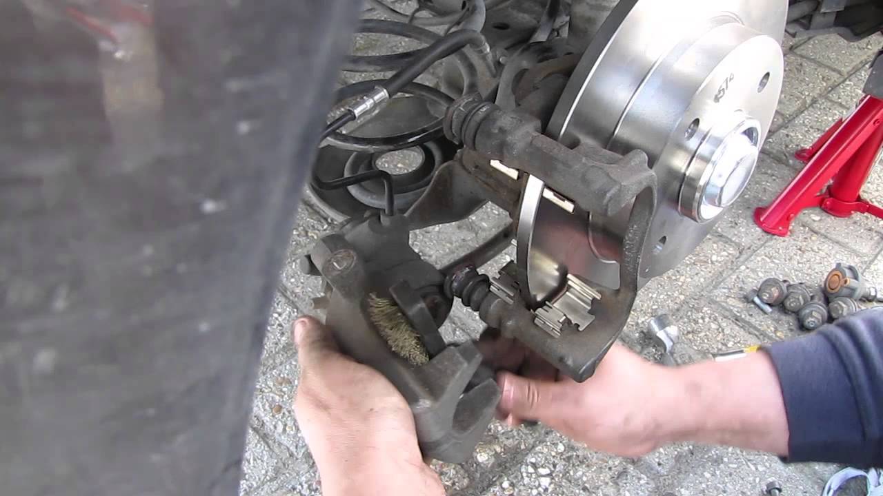 Peugeot 207 - Changing the rear brake discs - Installing the new bits
