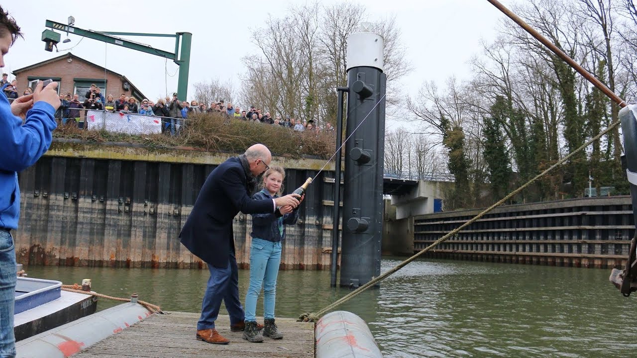 Burgemeester stuntelt bij doop schip: 'Het leek een eenvoudige opgave'