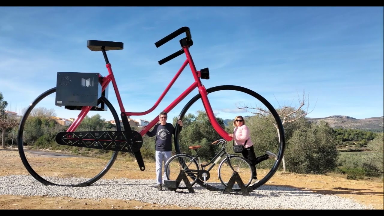 Bicis y sillas gigantes