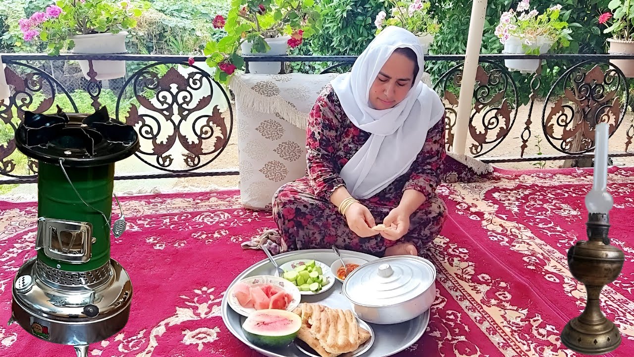 Жизнь иранской горной деревни Обычная 100-летняя бабушка в деревне, дождливый день в деревне