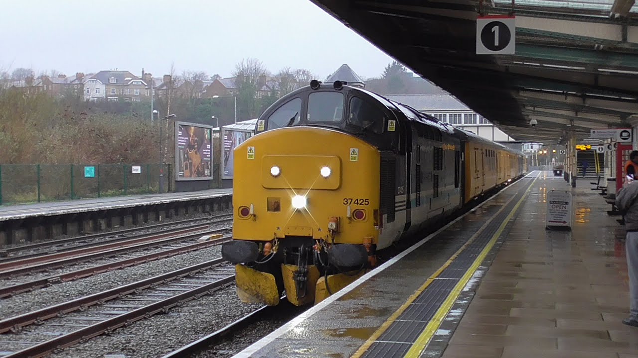 37425 showing it's style at Bangor working 3Q94 Bangor CS to Derby RTC 23/01/2025