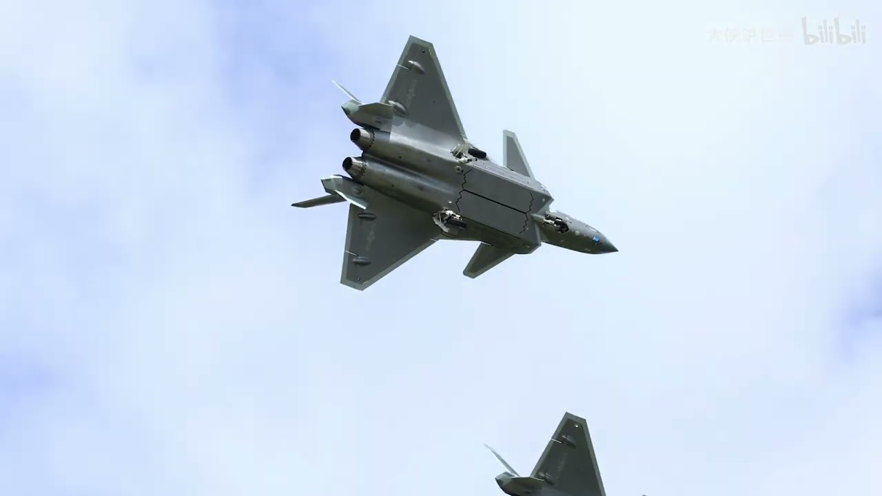 【兵器演武011】4K高清视频，歼20双机&ldquo;龙吟&rdquo;！长春航空展，歼20双机分离上升滚转飞行贴近实战