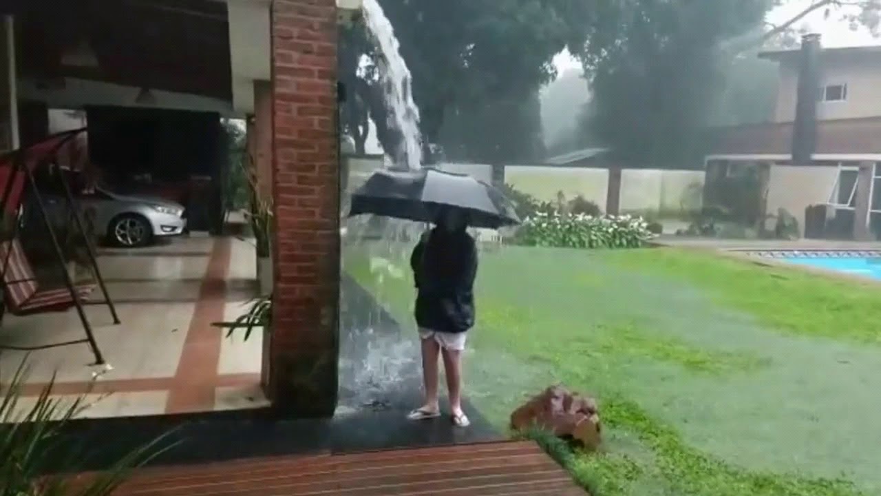 Foudroy&eacute; en jouant avec son parapluie sous l'orage