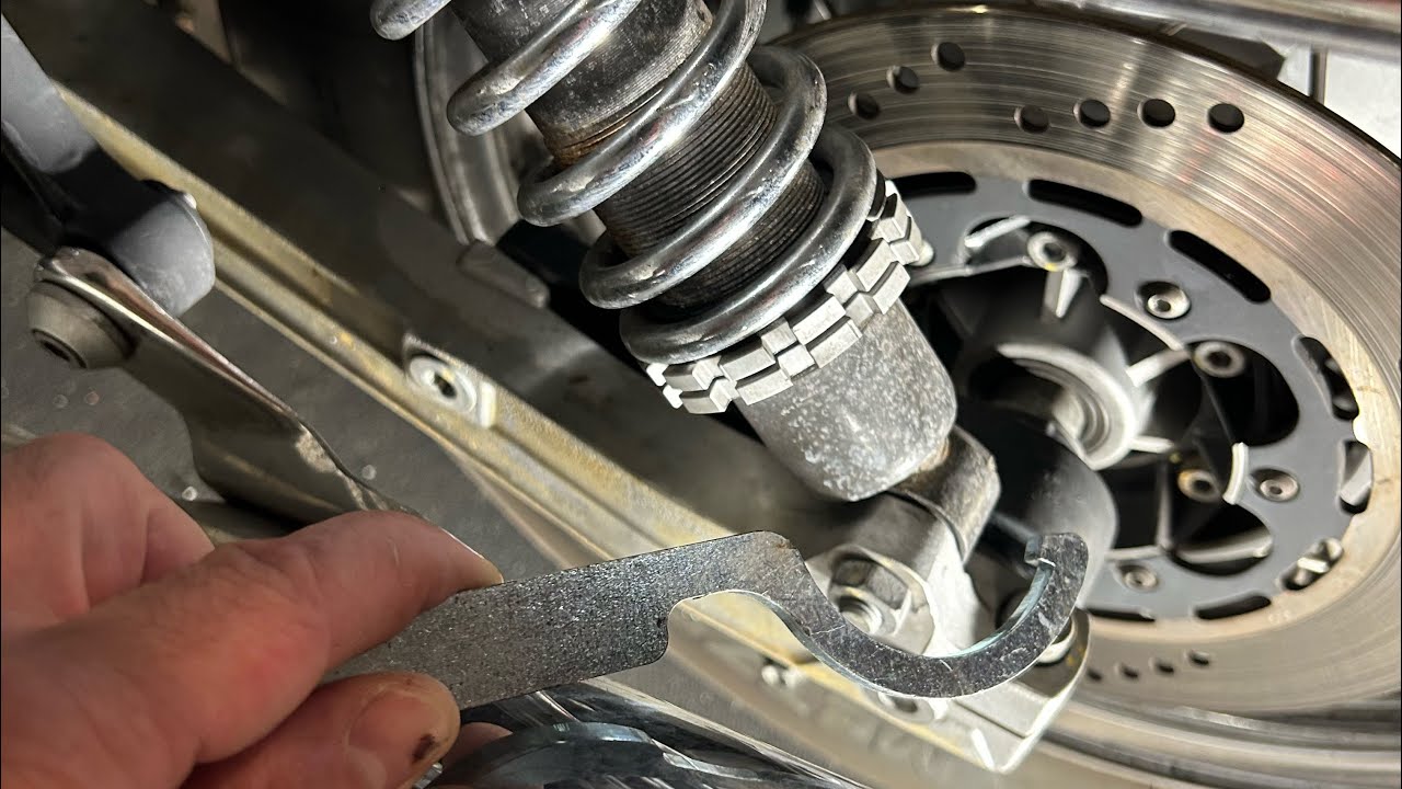 Come regolare ammortizzatori posteriori #motoguzzi#sospensioni #taratura