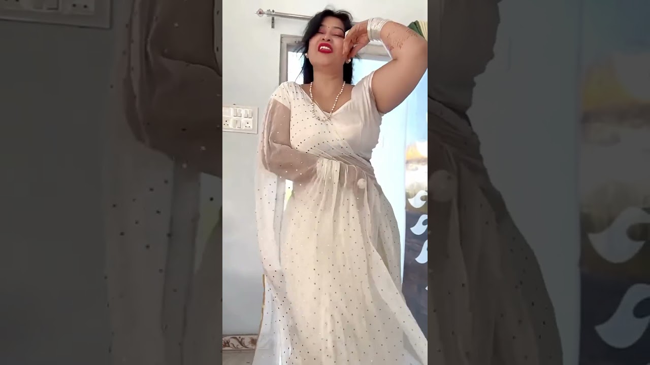 sexy aunty in white saree 🔥🔥😍 #saree #navel #subscribe