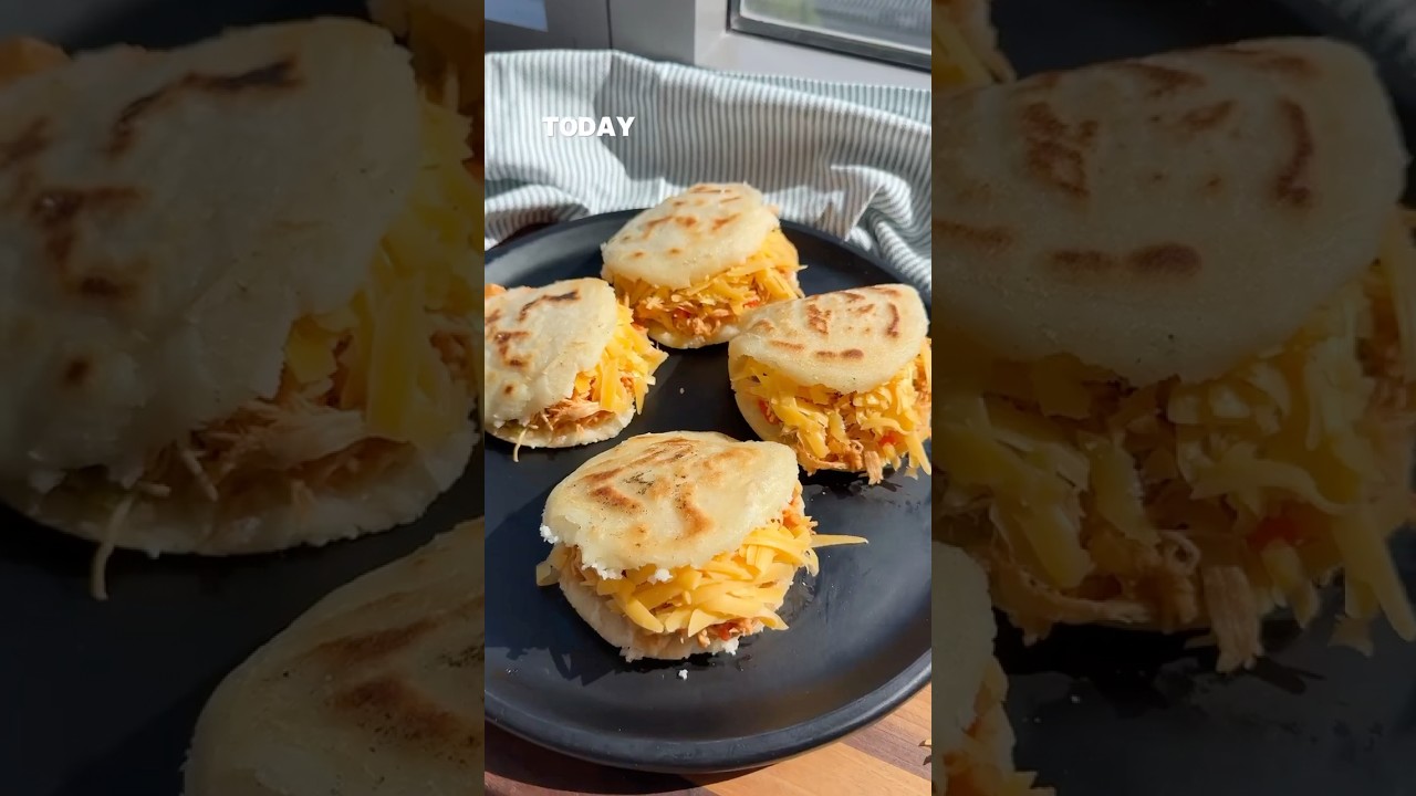 Arepas with shredded chicken🫓🇻🇪
