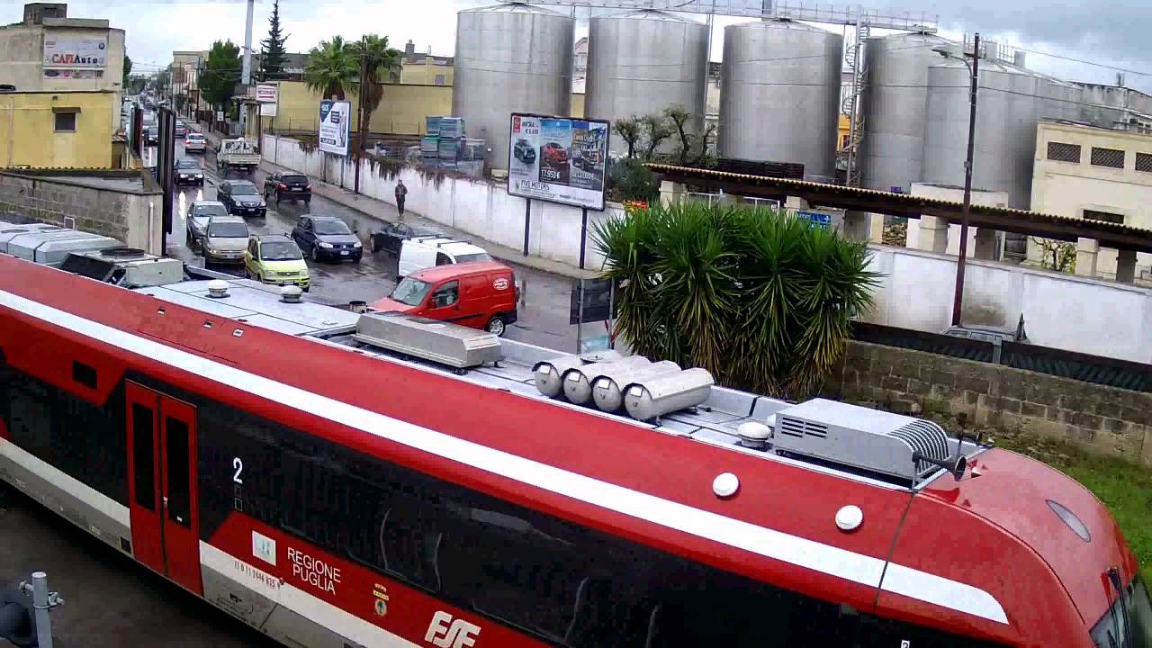 Con l'auto tra le sbarre del passaggio a livello - Manduria
