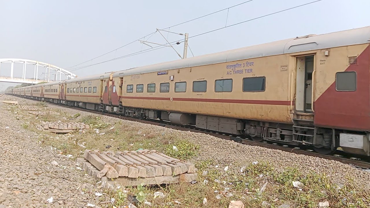 07054 Bikaner Jn - Kacheguda Special Fare Leading [ LGD WAG9HC 44141 ( KAVACH) ]
