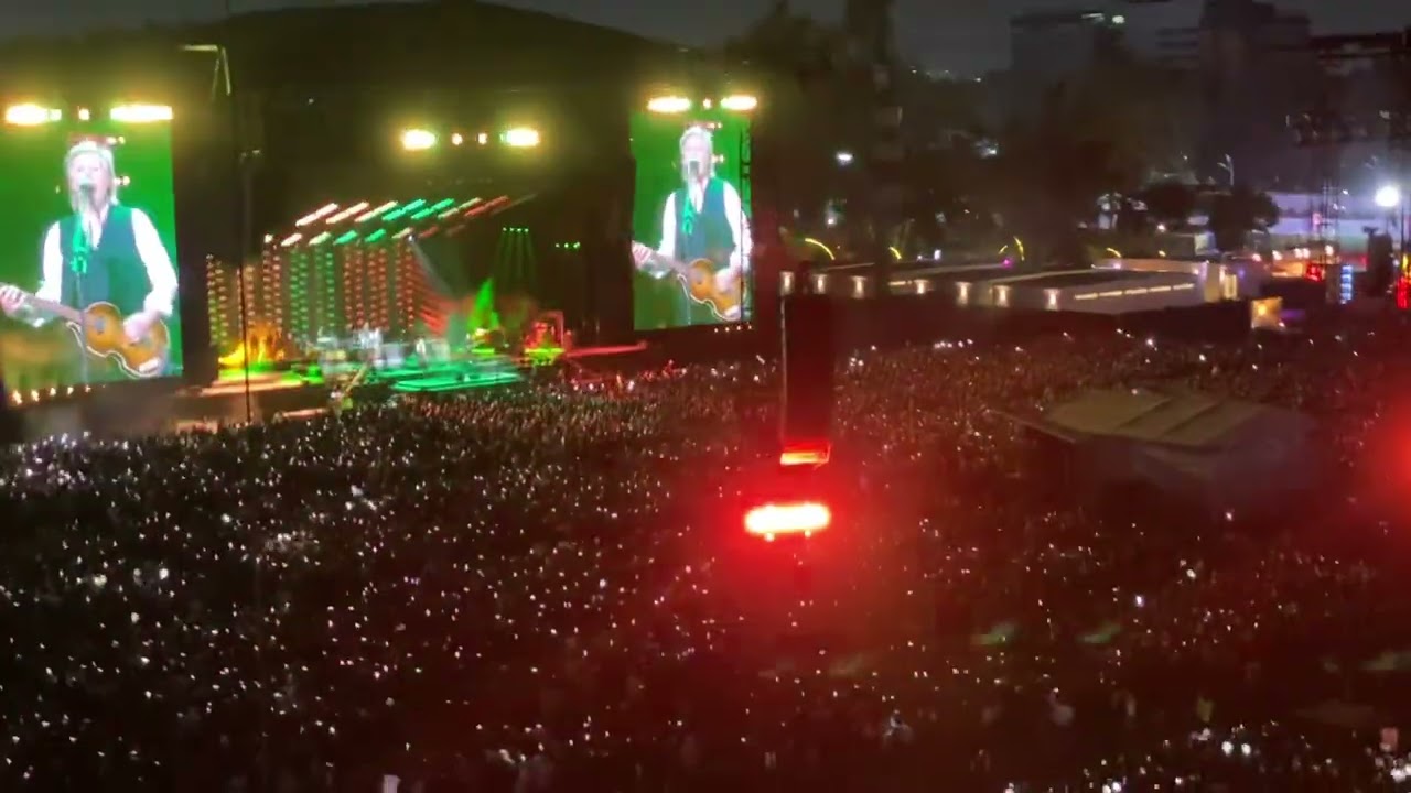 Bandera tricolor durante Ob-La-Di Ob-La-Da (Paul McCartney, Noviembre 14, 2024)
