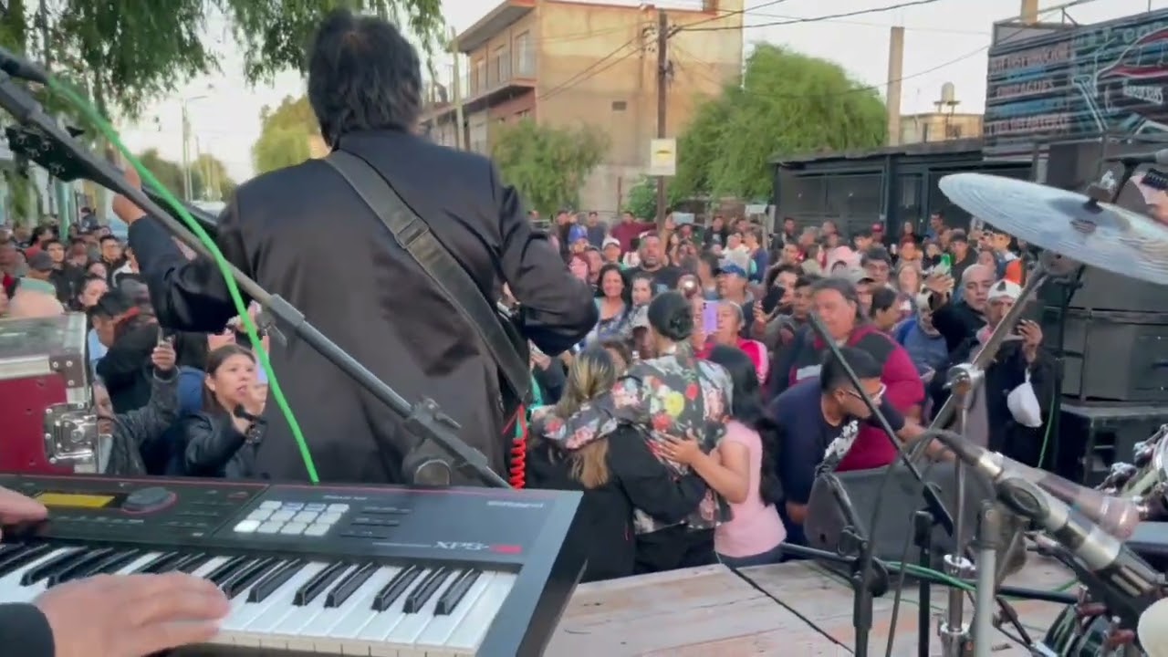 Grupo Sombras ( Nada más) show en vivo  calle Marsella donde nació la cumbia Norteña