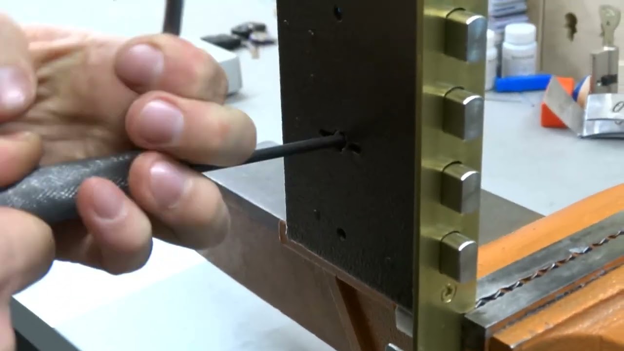 Самоимпрессионная отмычка для вскрытия испанских  замков EZCURRA. сайт:  