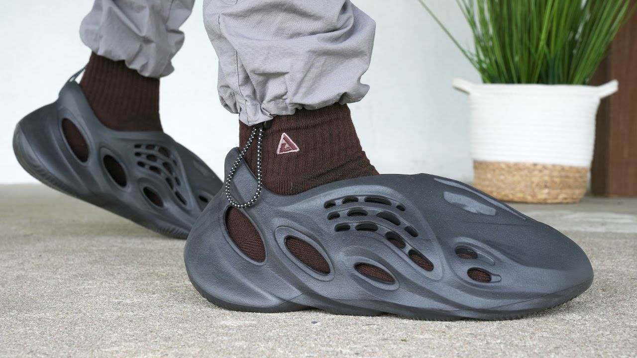 Обзор кроссовок Adidas YEEZY Foam Runner ONYX и описание на ногах