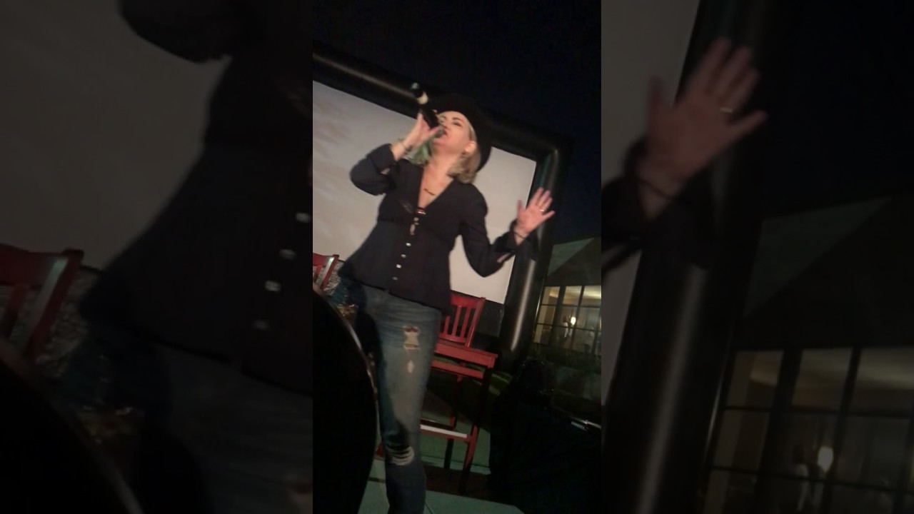 Tuesday Knight singing Nightmare at flashback weekend 2017