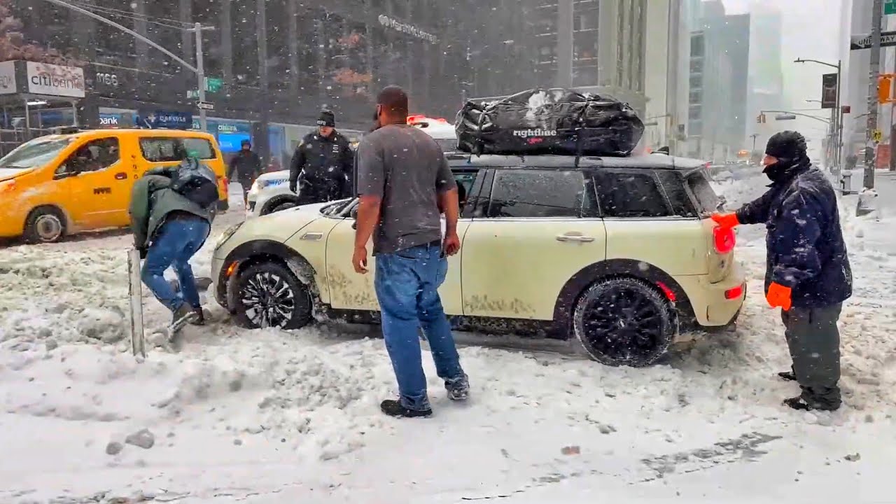 New York City LIVE Snow Storm 2022 - Nor&rsquo;easter in Midtown Manhattan New York City 🌨❄️