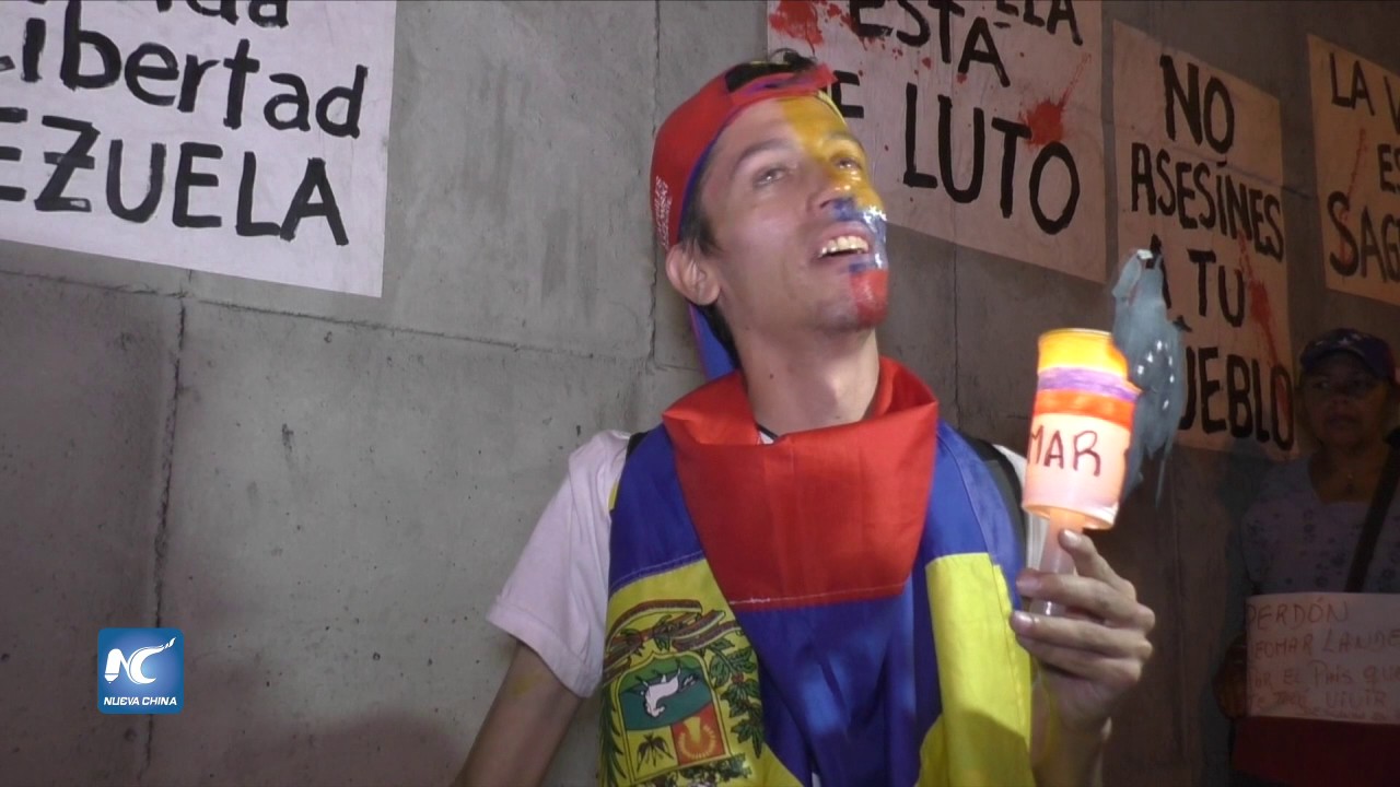 Opositores marchan en homenaje a manifestante muerto