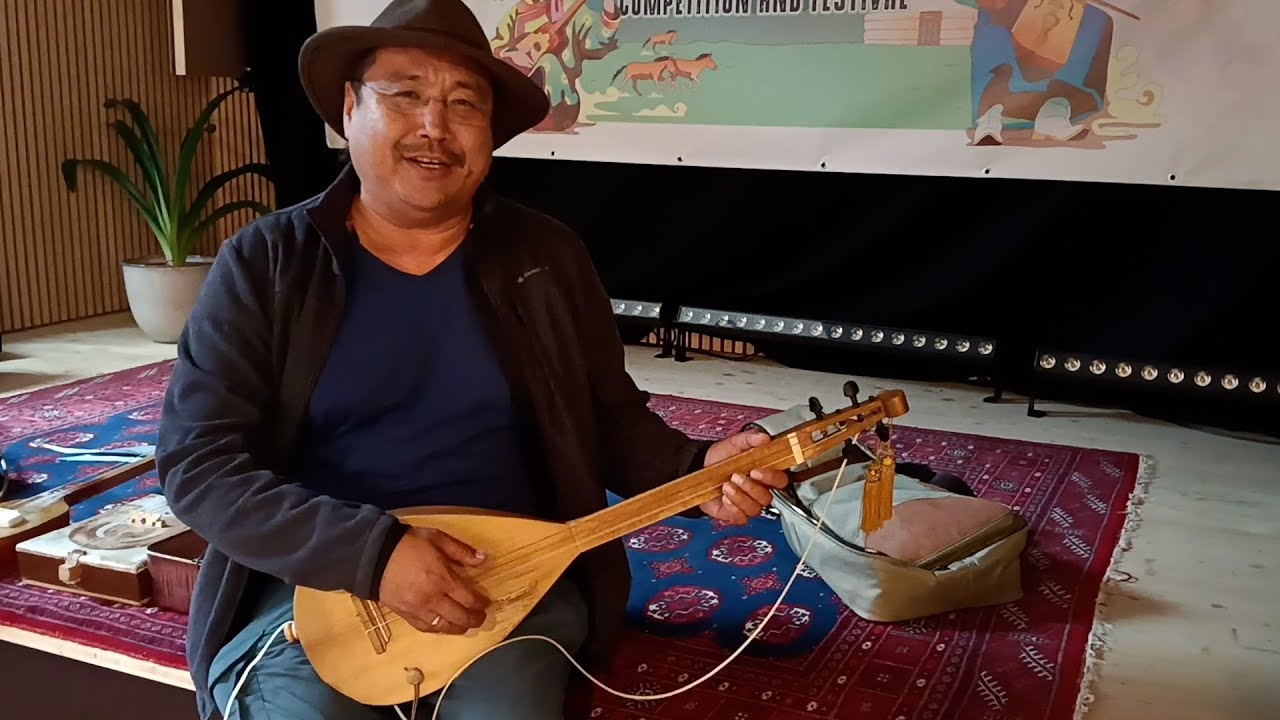 Igor K&ouml;shkendey (Tuva) canta in stile x&ouml;&ouml;mej su calascione popolare abruzzese
