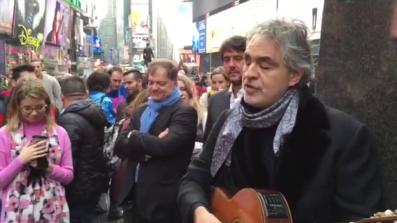 Andrea Bocelli gives impromptu performance in Times Square