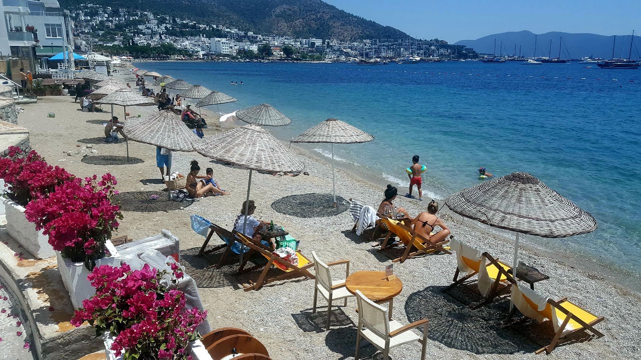 Ege'de sahilleri doldu sosyal mesafeye uyulmadı