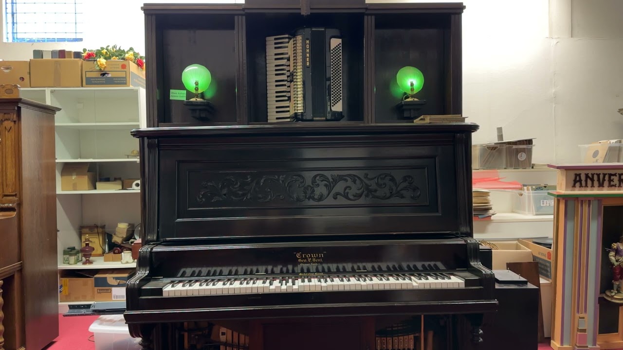 Antikes Klavier mit Orchestrion