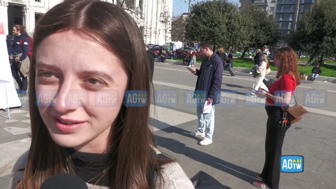Referendum, la protesta degli studenti fuori sede a Milano: finta cabina elettorale per votare