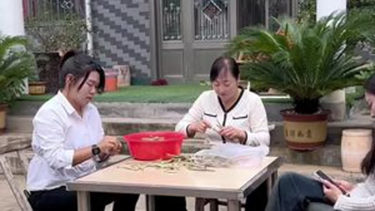 今天梦君到家里来了，诚恳的给我妈妈道了歉，让我十分感动。——愿得一人心白首不相离#婆媳 #农村生活