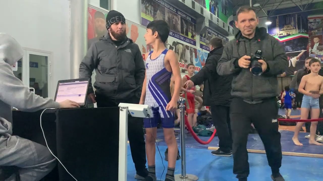 Взвешивание борцов.