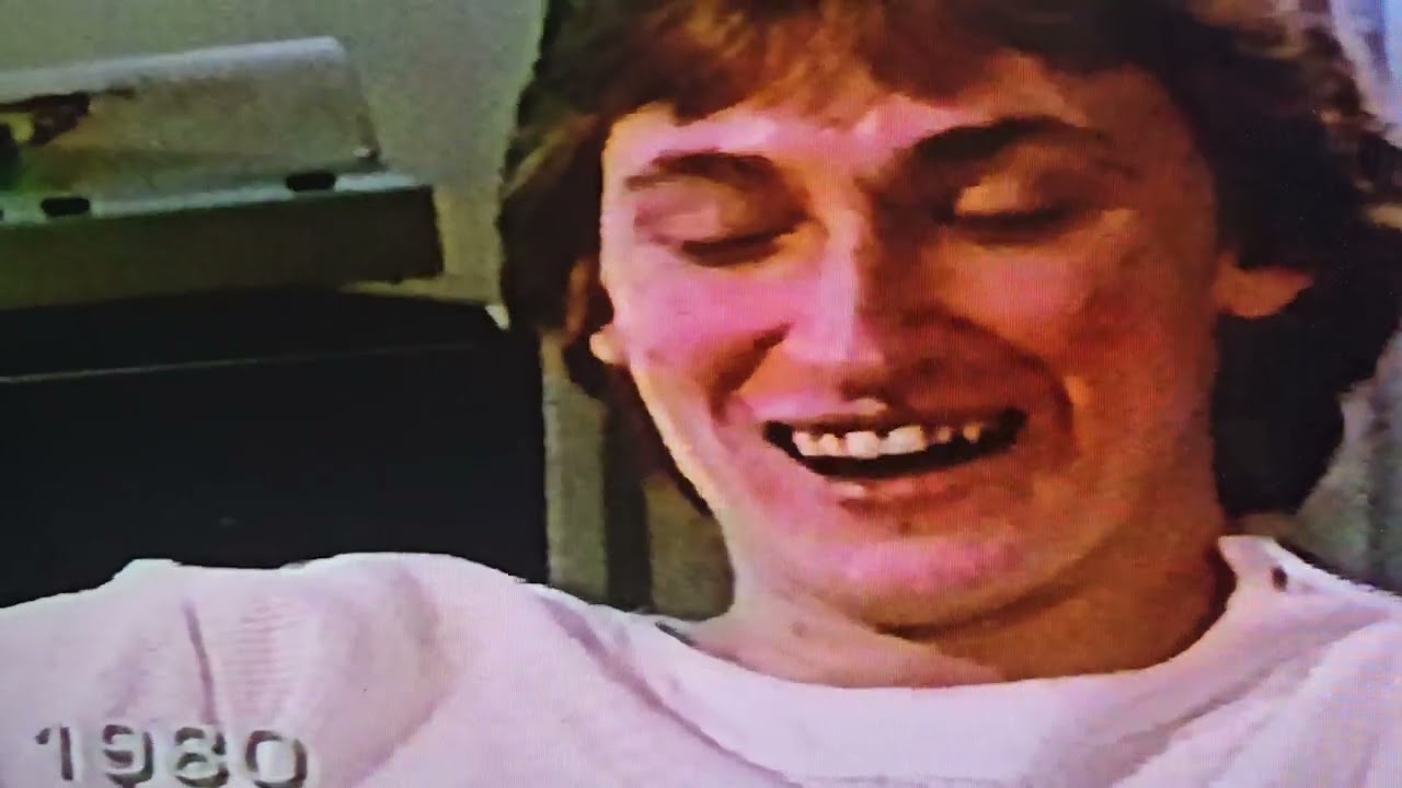 Wayne Gretzky gets aggressive!! 1980 Interview.