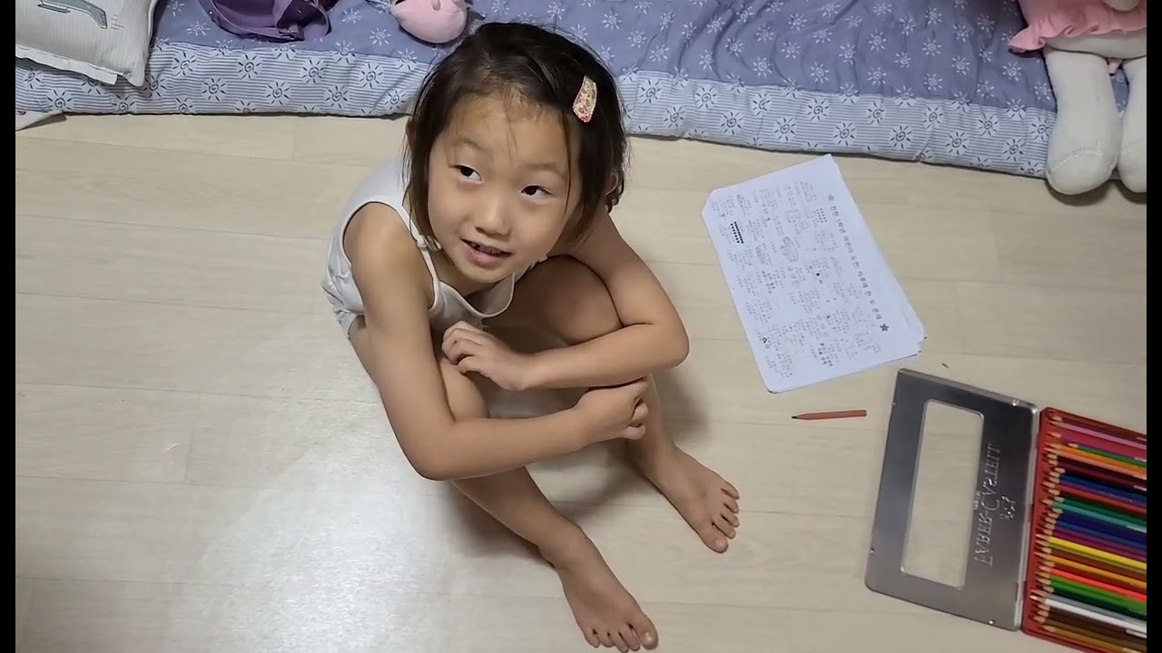 예쁨탄생2435일째 240804 주일 저녁, 책상에서 계속 놀다가 방바닥에 앉아 손발가락 동원해서 산수算數하는 지선♡ | 생각하는훈련 | 계산하는과정경험하기