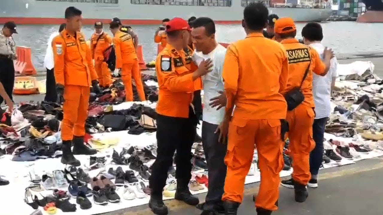 Tangisan Ayah Korban saat Temukan Sepatu Hitam Anaknya di Posko Evakuasi Lion Air JT610
