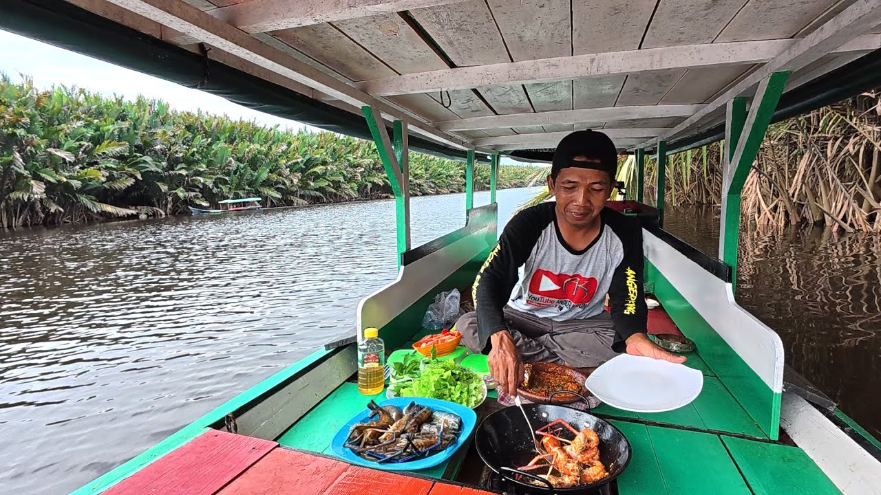Saya mendapatkan banyak udang saat mancing dan langsung memasaknya di sungai.