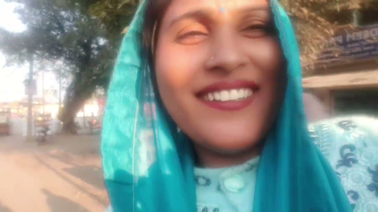 Chai samose ka subah mein nashta aur sham ko paneer roti ka dinner karke maja a Gaya