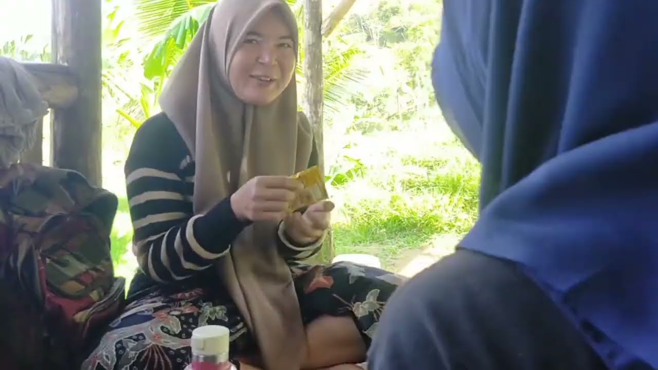 NNG ANDIN MENCAEI LALAB KE HUTAN BUAT BAHAN NYAMBEL SUPET PEDES DI TEMENIN SAMA BNG IDAN