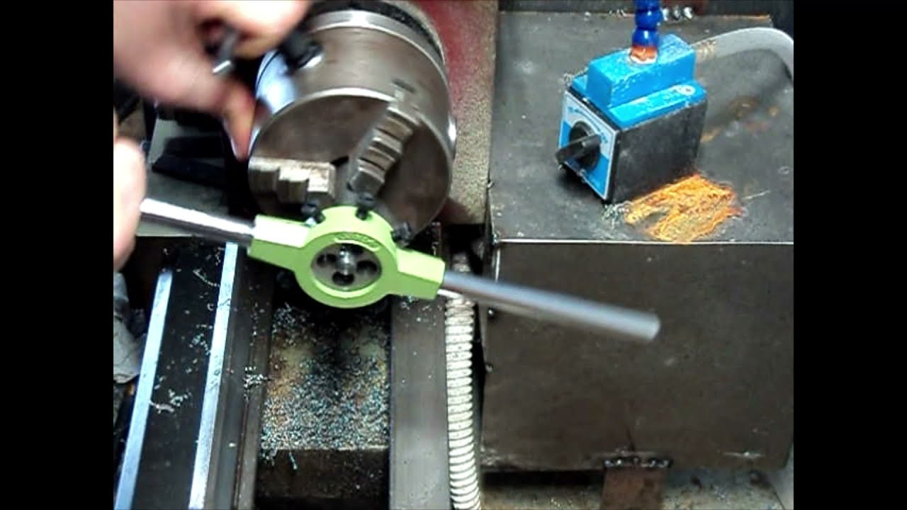 Filettatura al tornio con filiera (Threading on the lathe with die)