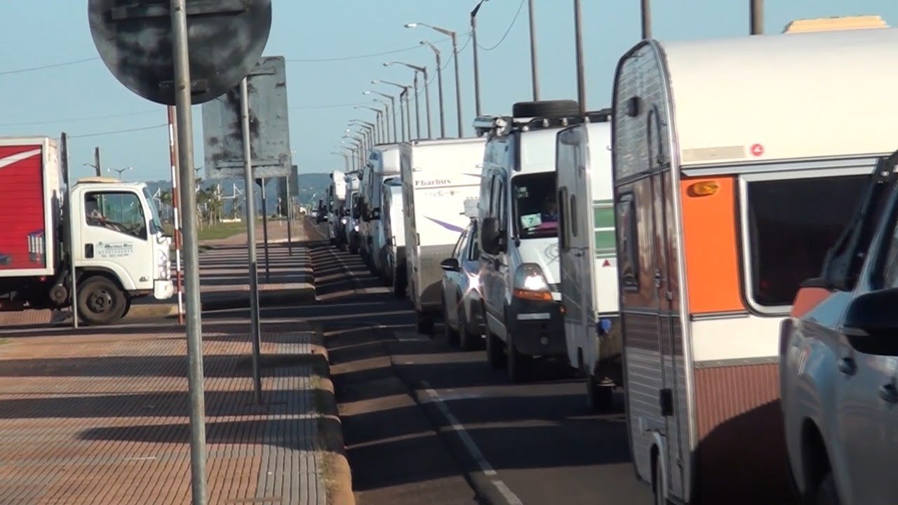 Encarnación despidió a caravana de turistas argentinos en casas rodantes