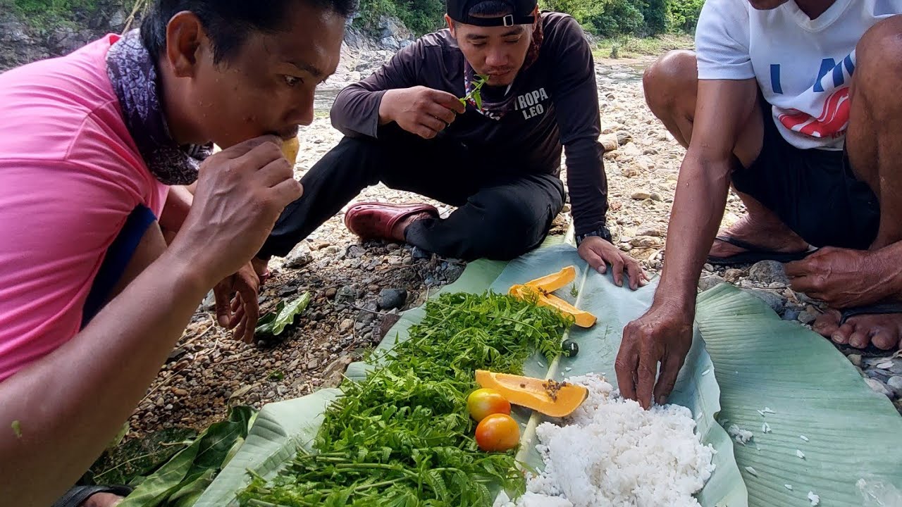 Ang magandang ilog sa pagitan ng dalawang bundok