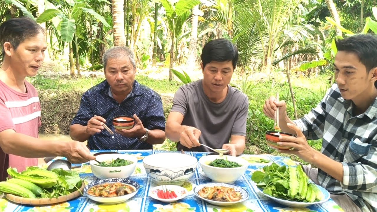 Bữa Cơm Đơn Giản Bên Căn Chòi Nhỏ Trong Những Ngày Cuối Năm Khi Anh Em Họp Mặt | Kho Quẹt Vlog T202