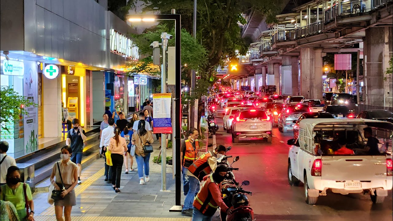 4K 🇹🇭 Evening Walking Downtown in Bangkok | Chong Nonsi to Silom
