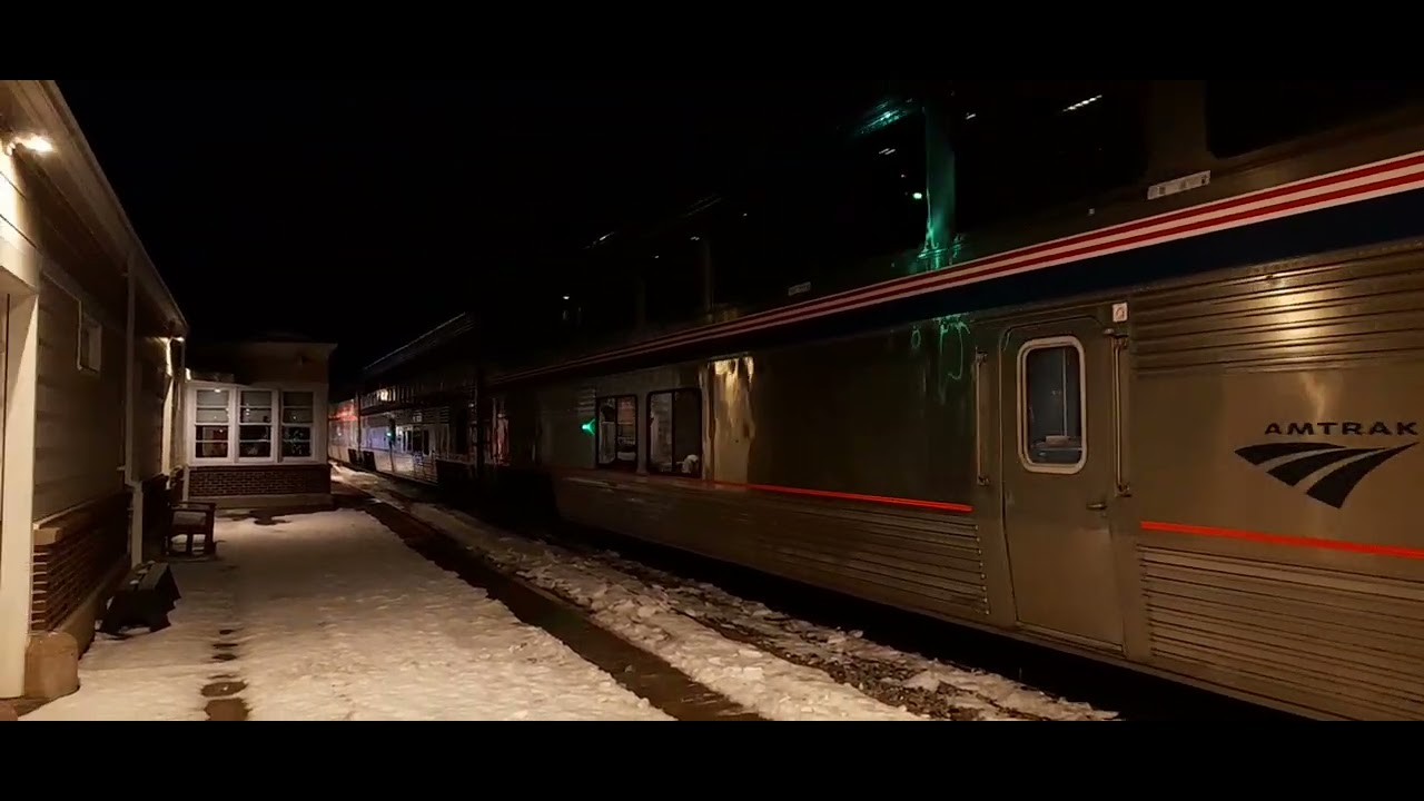 BNSF meets Amtrak @ LaPlata, MO - 12/5/2025