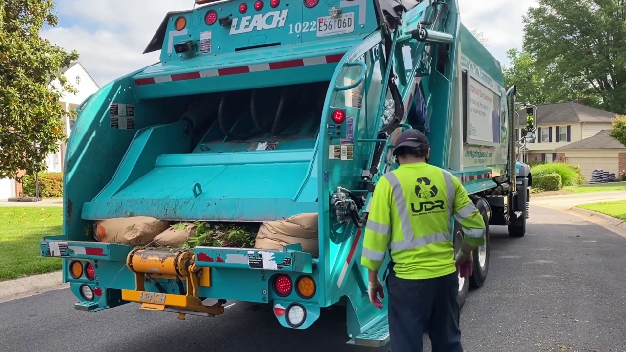 New Mack Granite / Leach 2RIII Garbage Truck Crushing Yard Waste