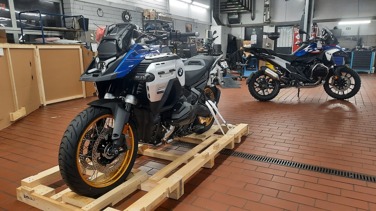 BMW R1300GS Adventure Unboxing