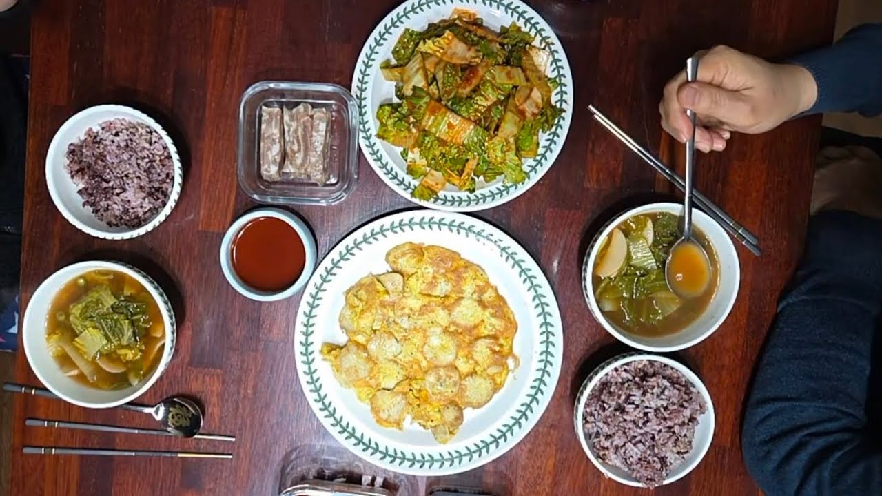 집밥(된장국, 어묵볶음, 버섯전, 봄동무침, 편육)