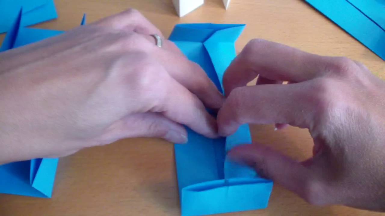parallelepipedo a base quadrata con la piegatura della carta