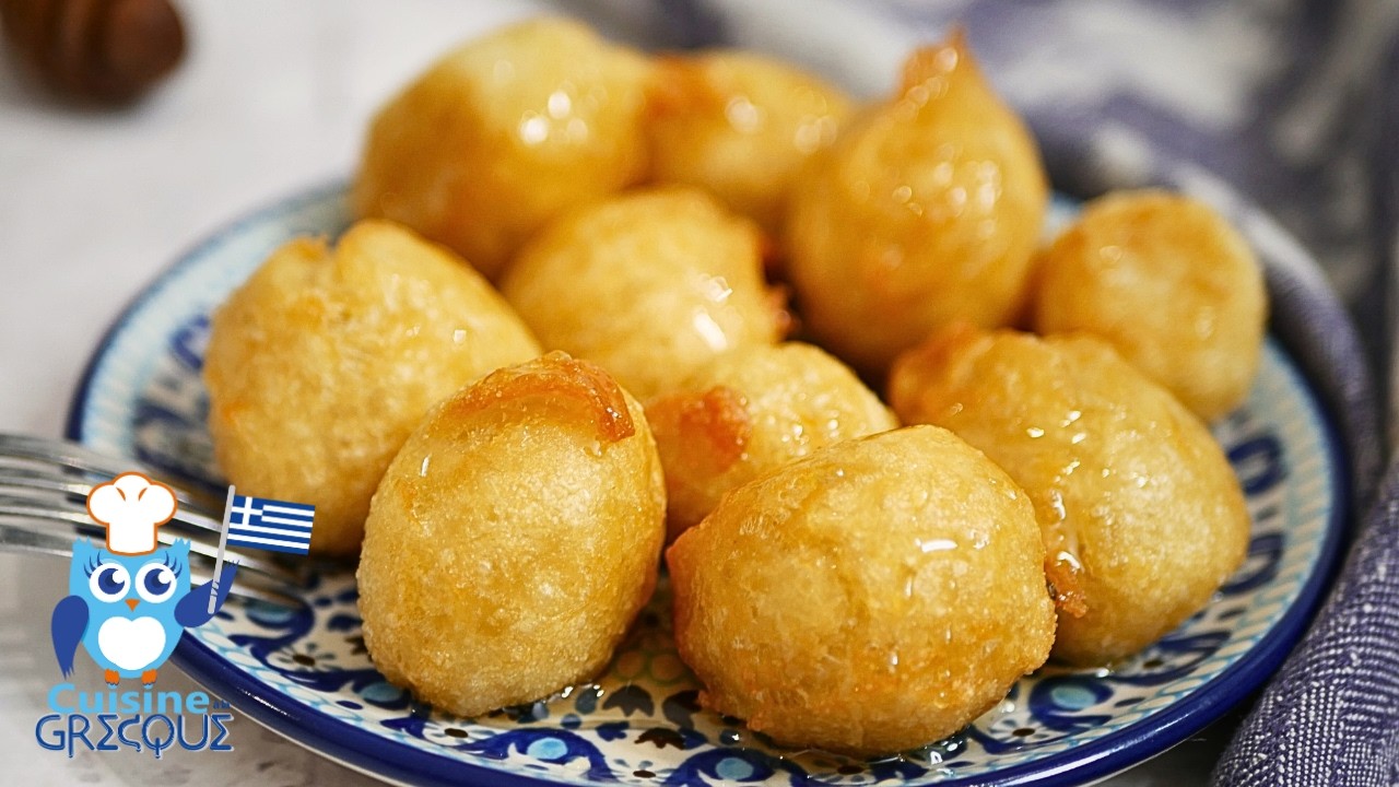 LOUKOUMADES - Petits beignets croustillants au miel & à la cannelle - Recette Traditionnelle Grecque